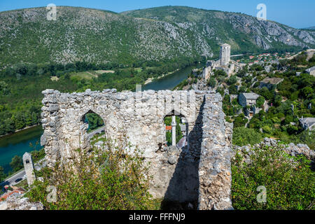 Ruinen und mittelalterlichen Zitadelle (Hintergrund) überbaut durch König Tvrtko i. von Bosnien in Pocitelj Fluss Neretva, Bosnien und Herzegowina Stockfoto