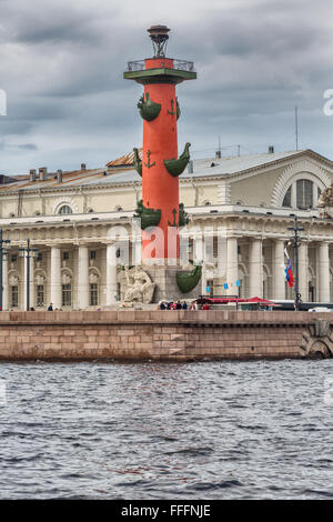 Alt Sankt Petersburg Börse Rostral Spalten "und" Sankt Petersburg, Russland Stockfoto