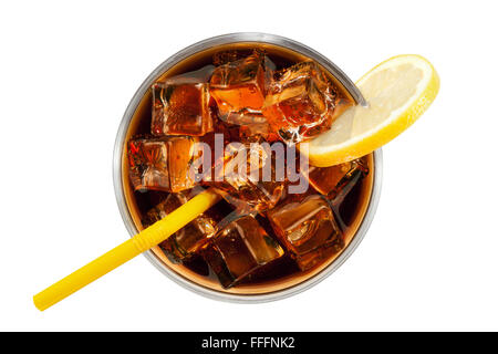 Cola mit Eiswürfeln, Zitrone und Strohhalm in ein Glas, isoliert auf weißem Hintergrund, Clipping-Pfad enthalten. Stockfoto