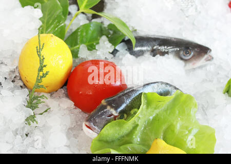 Frischer Fisch auf dem Eis Stockfoto