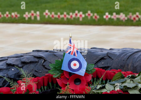 Erinnerung an unsere gefallenen Helden, Royal Air Force Ensign Fahne und Mohn Stockfoto