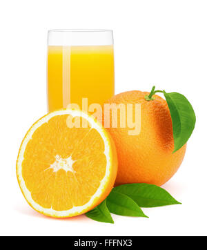 Orangensaft und Orangen mit Blättern isoliert auf weißem Hintergrund, Clipping-Pfad enthalten. Stockfoto