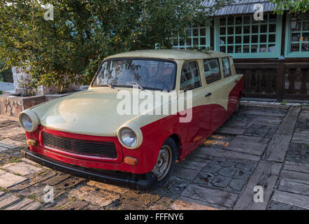 Trabant Limousine Auto in traditionellen Dorf Drvengrad genannt auch Kustendorf gebaut von Emir Kusturica in Zlatibor, Serbien Stockfoto