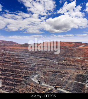 Öffnen Sie tief Goldmine - super Pit in Kalgoorlie-Boulder, Western Australia. Schichten der Mine Loch mit riesigen Lastwagen mit Lasten o Stockfoto