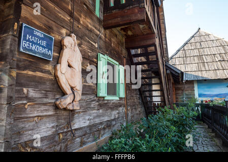 Gebäude im traditionellen Drvengrad Dorf auch genannt Kustendorf gebaut von Emir Kusturica im Bezirk Zlatibor, Serbien Stockfoto