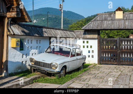 Peugeot 204 Auto in traditionellen Dorf Drvengrad genannt auch Kustendorf gebaut von Emir Kusturica im Bezirk Zlatibor, Serbien Stockfoto