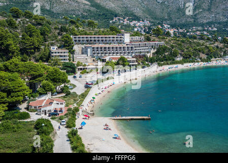 Luftbild auf verlassenen Goricina Hotel und Strand in Kupari Touristenkomplex während des kroatischen Unabhängigkeitskrieges zerstört Stockfoto