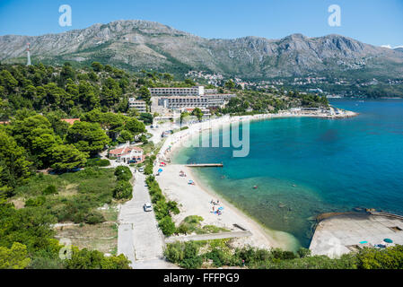 Luftbild auf verlassenen Goricina Hotel und Strand in Kupari Touristenkomplex während des kroatischen Unabhängigkeitskrieges zerstört Stockfoto