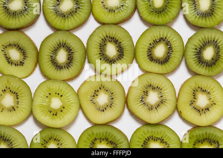 Muster der Kiwi FRUCHTSCHEIBEN auf weißem Hintergrund Stockfoto
