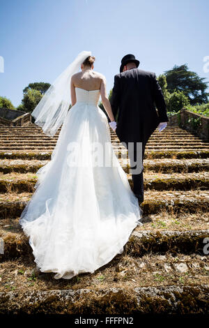 Brautpaar aufsteigende Treppe Stockfoto