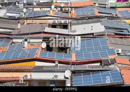 Dächer mit Solaranlagen Stockfoto