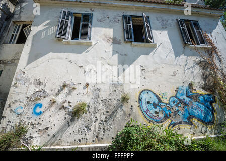 Einschusslöcher an Wand des verlassenen Grand Hotel Kupari Dorf Touristenkomplex zerstört während Krieg von Unabhängigkeit, Kroatien Stockfoto