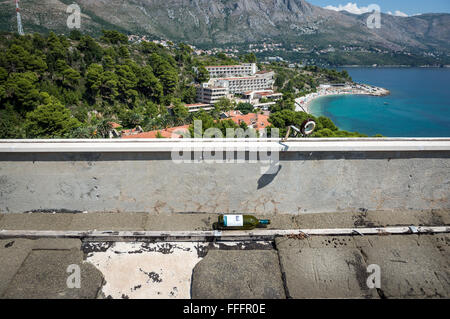 Verlassene Hotels Grand und Goricina in Kupari komplexe während des kroatischen Unabhängigkeitskrieges zerstört. Blick vom Hotel Pelegrin Stockfoto