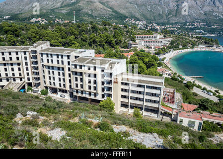 Luftbild auf verlassenen Hotels (Kupari und Goricina) in Kupari, Ferienanlage während des kroatischen Unabhängigkeitskrieges zerstört Stockfoto