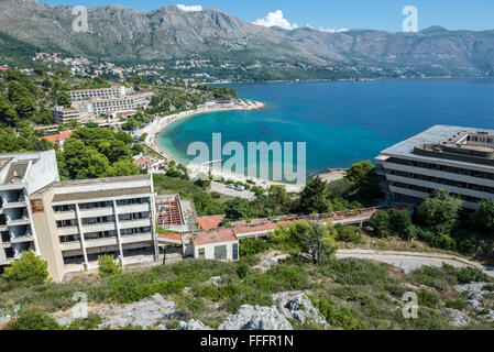 Luftbild auf verlassenen Hotels (Kupari, Pelegrin und Goricina) in Kupari komplexe während des kroatischen Unabhängigkeitskrieges zerstört Stockfoto