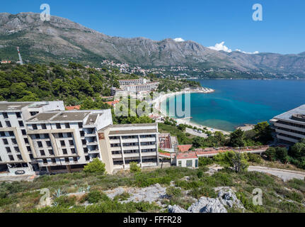 Luftbild auf verlassenen Hotels (Kupari, Pelegrin und Goricina) in Kupari komplexe während des kroatischen Unabhängigkeitskrieges zerstört Stockfoto