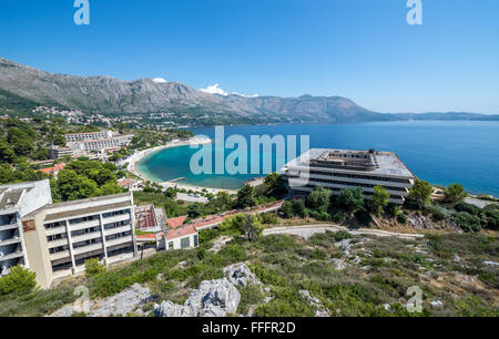 Luftbild auf verlassenen Hotels (Kupari, Pelegrin und Goricina) in Kupari komplexe während des kroatischen Unabhängigkeitskrieges zerstört Stockfoto