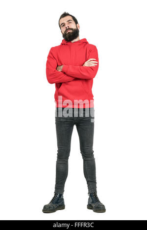 Stolz zuversichtlich bärtiger Mann in rot Hoodie mit verschränkten Armen Blick in die Kamera. Ganzkörper-Länge-Porträt über weißen isoliert Stockfoto