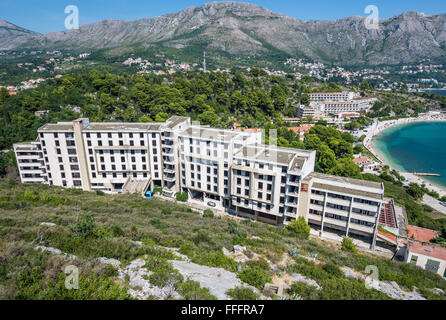 Luftbild auf verlassenen Hotels (Kupari und Goricina) in Kupari, Ferienanlage während des kroatischen Unabhängigkeitskrieges zerstört Stockfoto