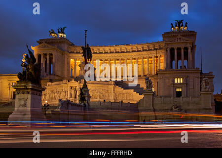 Italien, Latium, Rom, Piazza Venezia, Blick auf die Gebäude in der Dämmerung Vittoriano Stockfoto