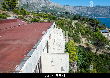 Luftbild vom Dach des verlassenen Goricina Hotel in Kupari, touristischen Komplex während des kroatischen Unabhängigkeitskrieges zerstört Stockfoto