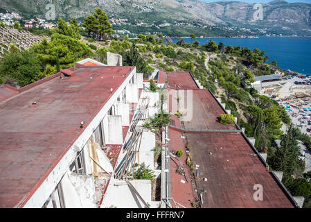 Luftbild vom Dach des verlassenen Goricina Hotel in Kupari, touristischen Komplex während des kroatischen Unabhängigkeitskrieges zerstört Stockfoto