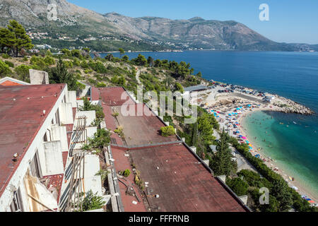 Luftbild vom Dach des verlassenen Goricina Hotel in Kupari, touristischen Komplex während des kroatischen Unabhängigkeitskrieges zerstört Stockfoto