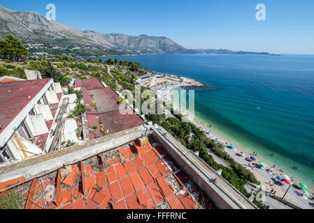 Luftbild vom Dach des verlassenen Goricina Hotel in Kupari, touristischen Komplex während des kroatischen Unabhängigkeitskrieges zerstört Stockfoto