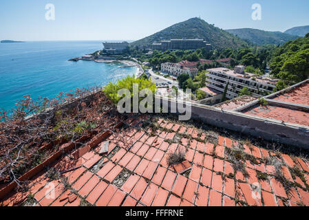 Luftbild vom Dach des verlassenen Goricina Hotel in Kupari, touristischen Komplex während des kroatischen Unabhängigkeitskrieges zerstört Stockfoto