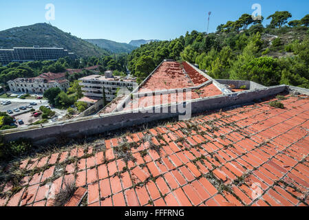 Luftbild vom Dach des verlassenen Goricina Hotel in Kupari, touristischen Komplex während des kroatischen Unabhängigkeitskrieges zerstört Stockfoto