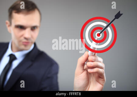 Ziel und Trigger Konzepte. Geschäftsmann, klicken Sie auf virtuelle Ziel. Stockfoto
