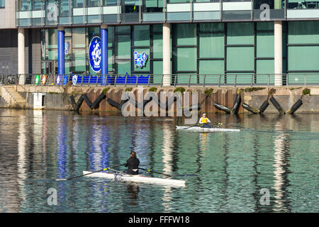 Ruderer auf den Manchester Ship Canal, in der Nähe von den BBC-Studios in MediaCityUK, Salford Quays, Manchester, England, UK Stockfoto