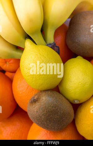 Bunte Nahaufnahme von frischen Früchten wie Bananen, Kiwi, Orange und Zitrone Stockfoto