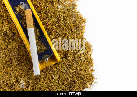 Cigarette rolling Maschinen- und leeren Cigarettenhülse und Tabak auf weißem Hintergrund Stockfoto