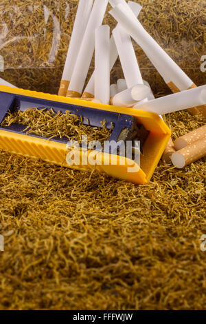 Rollende Maschine und leere Zigarette Rohre auf Tabak Zigarette Stockfoto