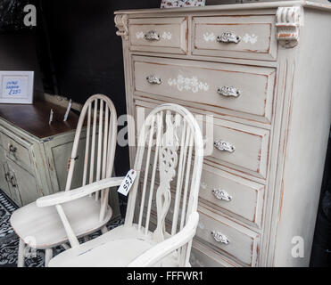 Möbel zum Verkauf auf einem Flohmarkt "shabby Chic" Stil. Stockfoto