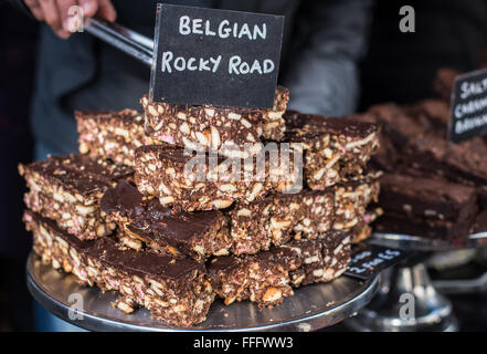Ein Haufen von belgischen Rocky Road Scheiben zum Verkauf auf dem Markt. Stockfoto