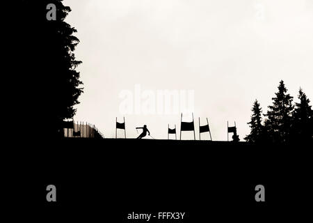 Silhouette eines Skifahrers auf eine offizielle Loipe für Skirennen während eines Ski-Turniers in einem Berg von Bulgarien. Stockfoto