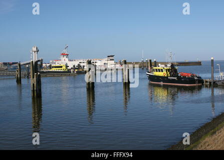 Lauwersoog Harbour, Niederlande. Fähre nach Schiermonnikoog im Hintergrund. Niederländische Behörde Fischereifahrzeug "Krukel" vor Stockfoto