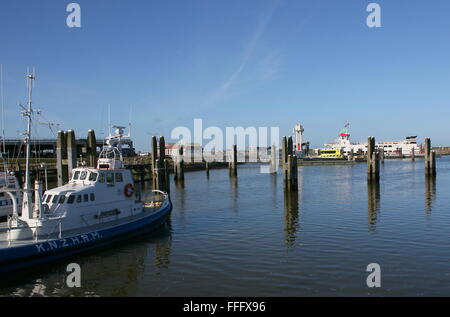 Hafen von Lauwersoog, Friesland, Niederlande. Fähre zur Insel Schiermonnikoog im Hintergrund. KNZHRM Rettungsfahrzeug vor Stockfoto