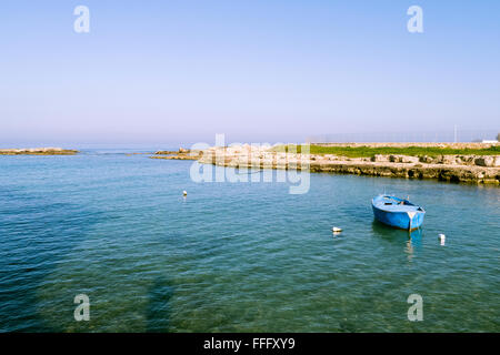 Kleines Fischerboot in der Bucht. Stockfoto