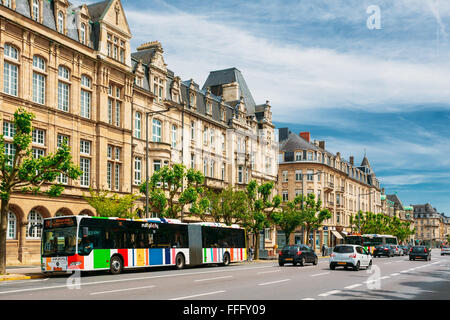 Luxemburg, Luxemburg - 17. Juni 2015: Hohe Behörde der Europäischen Gemeinschaft für Kohle und Stahl. Verkehr auf Straße in der Sommersonne Stockfoto