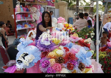 Phnom Penh, Kambodscha. 13. Februar 2016. Menschen verkaufen bunte Rosen und Souvenirs für den kommenden Valentinstag an einer Straßenseite Stand in Phnom Penh, Kambodscha, 13. Februar 2016. © Phearum/Xinhua/Alamy Live-Nachrichten Stockfoto