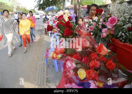 Phnom Penh, Kambodscha. 13. Februar 2016. Menschen verkaufen bunte Rosen und Souvenirs für den kommenden Valentinstag an einer Straßenseite Stand in Phnom Penh, Kambodscha, 13. Februar 2016. © Phearum/Xinhua/Alamy Live-Nachrichten Stockfoto