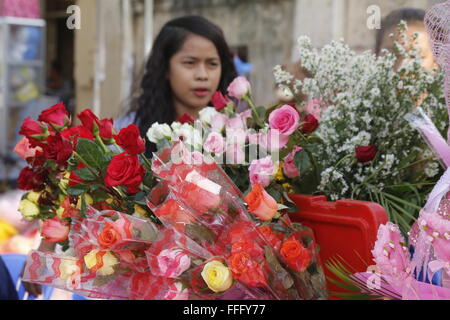 Phnom Penh, Kambodscha. 13. Februar 2016. Menschen verkaufen bunte Rosen und Souvenirs für den kommenden Valentinstag an einer Straßenseite Stand in Phnom Penh, Kambodscha, 13. Februar 2016. © Phearum/Xinhua/Alamy Live-Nachrichten Stockfoto