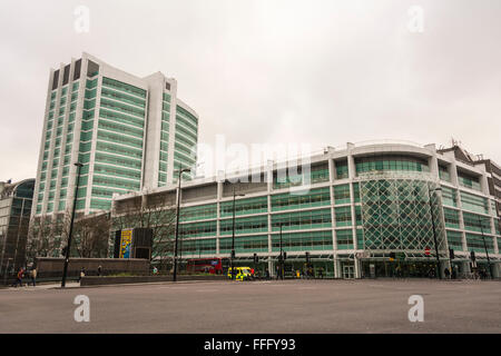 University College London Hospital (UCLH) an einem bewölkten Wintertag, Camden, London, England, Großbritannien Stockfoto