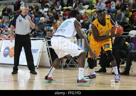 London, UK, 12. Februar 2016. London-Löwen Joe Ikhinmwin (7) mit dem Ball während Surrey Scorchers Omotayo Ogedengbe (15) Verteidigung während der London Lions vs. Surrey Scorchers BBL-Spiel in der Kupfer-Box-Arena im Olympiapark. Bildnachweis: Rastislav Kolesar/Alamy Live-Nachrichten Stockfoto