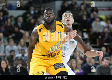 London, UK, 12. Februar 2016. Londoner Löwen Joseph Ikhinmwin (7) und Surrey Scorchers Christian Behrens (14) wetteifern um den Ball während des Spiels London Lions vs. Surrey Scorchers BBL in der Kupfer-Box-Arena im Olympiapark. Bildnachweis: Rastislav Kolesar/Alamy Live-Nachrichten Stockfoto