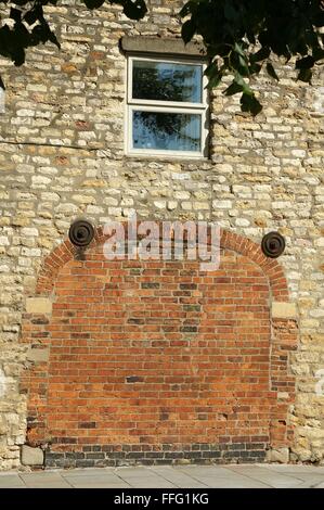 Ein vermaurter Torbogeneingang auf dem Westgate in der Nähe des Cathedral & Castle Bereichs in der Stadt Lincoln Lincolnshire England GB UK 2015 Stockfoto