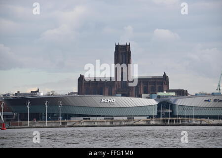 Der Liverpool Echo Arena mit Liverpools anglikanische Kathedrale hinter. Stockfoto